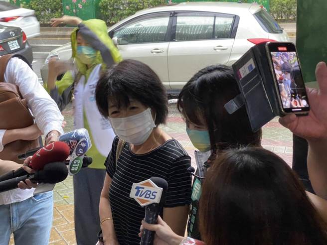 无党籍台北市长参选人黄珊珊今天一早到东门市场拜票，台北市长柯文哲妻子陈佩琪恰巧路过买菜。（杨亚璇摄）