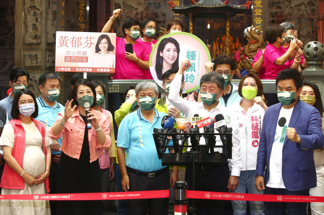 民进党台北市长参选人陈时中（右2）11日出席北投慈生宫参香暨唭哩岸打石文化导览体验。他表示来北投是跟大家「搏感情」。（邓博仁摄）