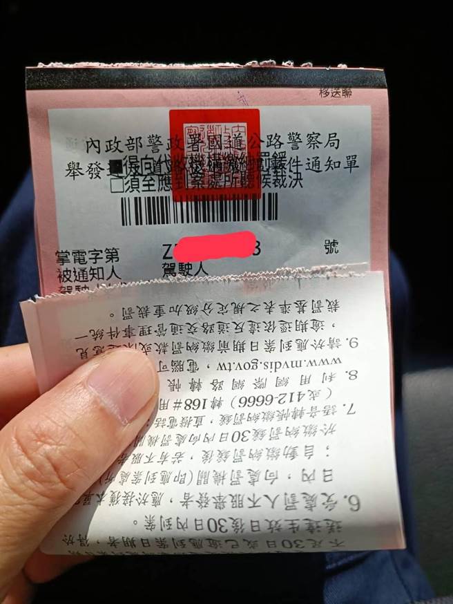 国道公路警察局第八大队拦查误闯国道的重机车主，当场制单开罚。（国道公路警察局第八大队提供／曹婷婷台南传真）