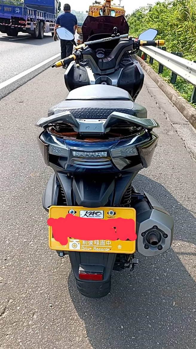 国道公路警察局第八大队拦查误闯国道的重机车主，当场制单开罚。（国道公路警察局第八大队提供／曹婷婷台南传真）