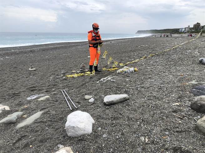 中央气象局今上午针对中颱「梅花」发布海上警报，海巡署第一二岸巡队已派员针对花莲县政府公告警戒区域拉设封锁线，劝导及防止民眾进入。（海巡署第一二岸巡队提供／罗亦晽花莲传真）