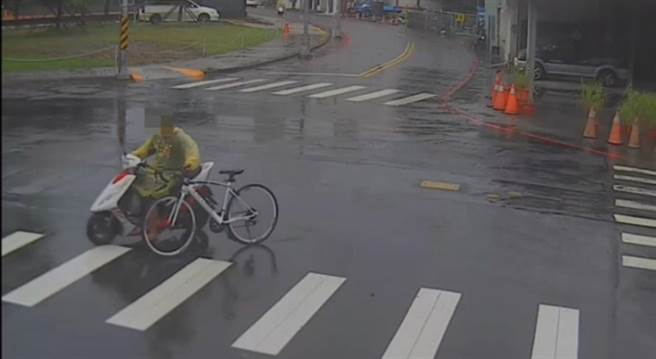 黄嫌利用左手牵引脚踏车、右手骑车的方式将脚踏车带走。（高市凤山分局提供／杨舒婷高雄传真）