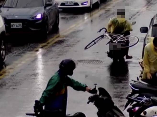 黄嫌因为手酸索性将脚踏车扛上机车后座，以右手骑车左手搀扶的方式，将脚踏车带到5公里远的大寮存放。（高市凤山分局提供／杨舒婷高雄传真）