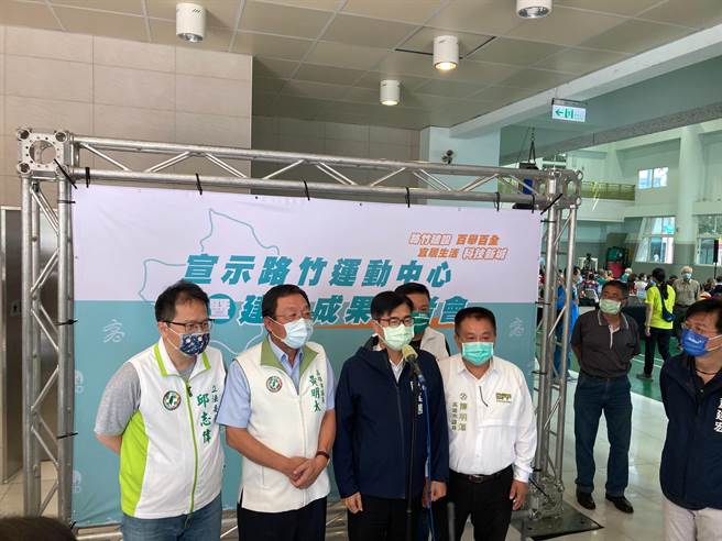 高雄市新增2例登革热确诊，高雄市长陈其迈表示，这2例都是扩大採检发现的，总计到今天扩大採检约有800位，大概集中在前镇区岗山仔，因此採取扩大採检、消灭病媒蚊、扩大环境的整洁三大策略，三管齐下对治登革热。(林雅惠摄)