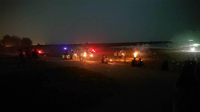 台南市安平区观夕平台11日凌晨仍有不少民眾在沙滩上放烟火。（程炳璋摄）