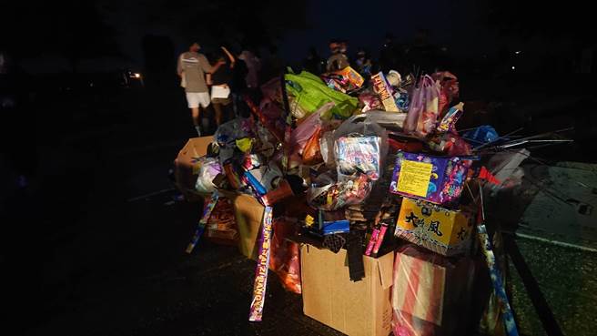 观夕平台沙滩区域堆满烟火垃圾。（程炳璋摄）