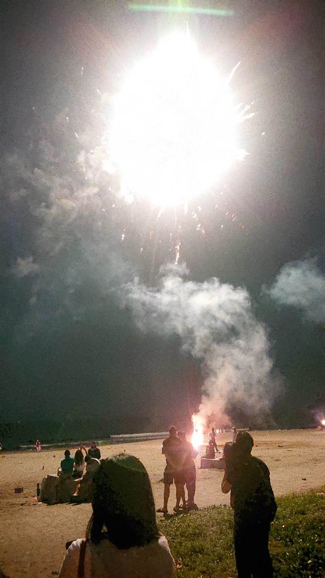 每年中秋节，海边都成为民眾放烟火的热门地点。（程炳璋摄）