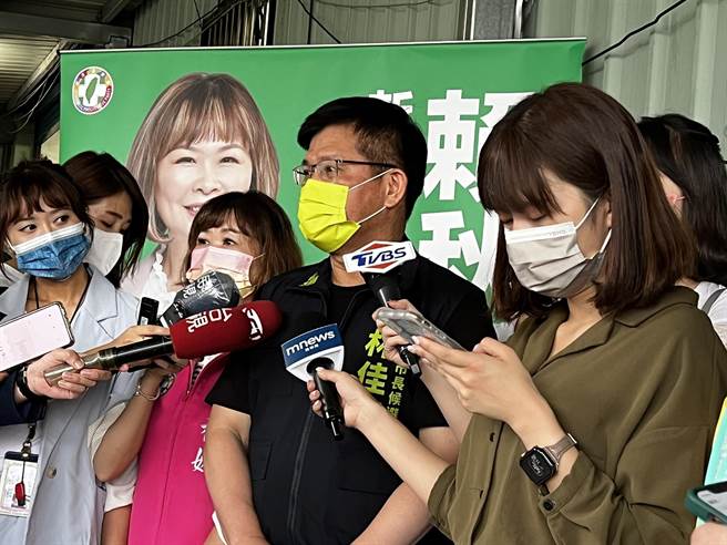 民進黨新北市長參選人林佳龍表示他事先不知恩恩爸會跟他出席同一場電視專訪。（李奇叡攝）