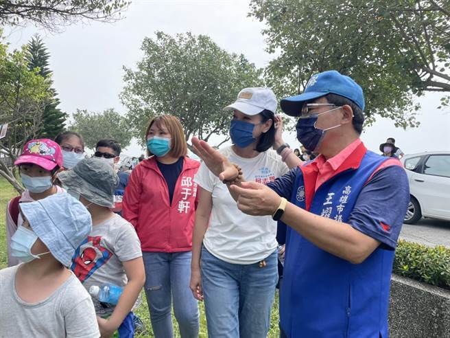 柯志恩参与净滩活动，聆听讲师讲解。（洪靖宜摄）