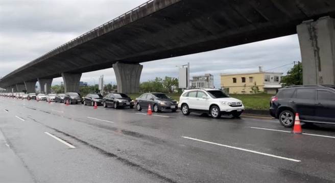 国道5号上午8时24分启动北上主线仪控管制，各个交流道出现排队车潮，主线道已回堵7公里。（吴佩蓉摄）