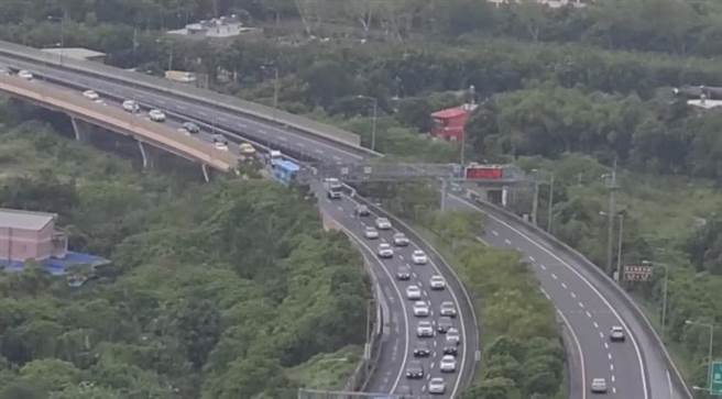 国道5号上午8时24分启动北上主线仪控管制，各个交流道出现排队车潮，主线道已回堵7公里。（民眾提供／吴佩蓉宜兰传真）