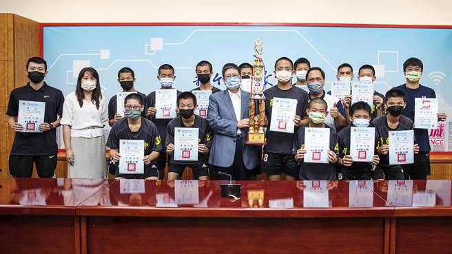 员东国中获全国中学篮球赛亚军，县长杨文科（中）颁发「荣誉竹县」奖状表扬，期勉小将们再创佳绩。（罗浚滨摄）