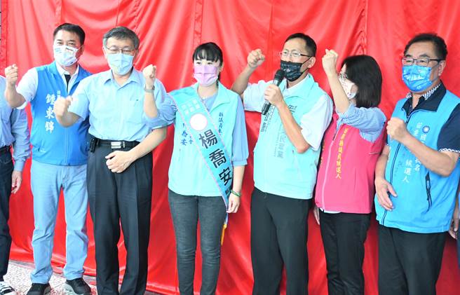 锺东锦（左一）跟谢福弘（右一）都希望跟民眾党合作，２人稍早同台过程零互动。（李京升摄）