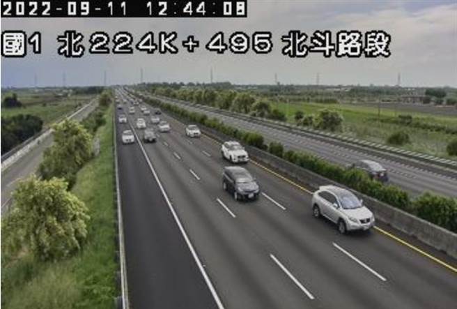 中秋节连假准备收假，国道1号彰化、台中路段从接近中午开始涌入车潮，部分路段时速甚至每小时低于30公里。(翻摄国道1968／吴建辉彰化传真)