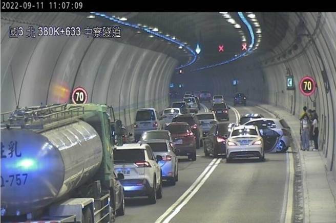 上午11時07分國3北向380.5公里發生4小客車追撞，占用中間及外側車道，造成回堵約6公里(高公局提供)