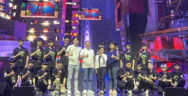 新北市长侯友宜与总决赛参赛选手合影留念，期许电竞产业扎根新北。（吕健豪摄）