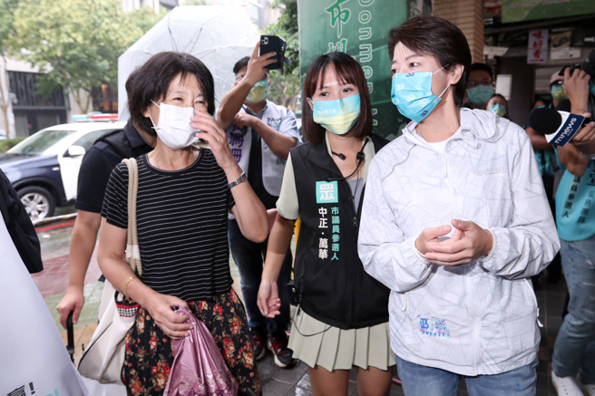 無黨籍台北市長參選人黃珊珊（右）11日到東門市場拜票，巧遇就住在附近的台北市長柯文哲夫人陳佩琪（左）來買菜。陳佩琪說，東門市場剛好是她的地盤，所以剛好路過來打氣。（黃世麒攝）