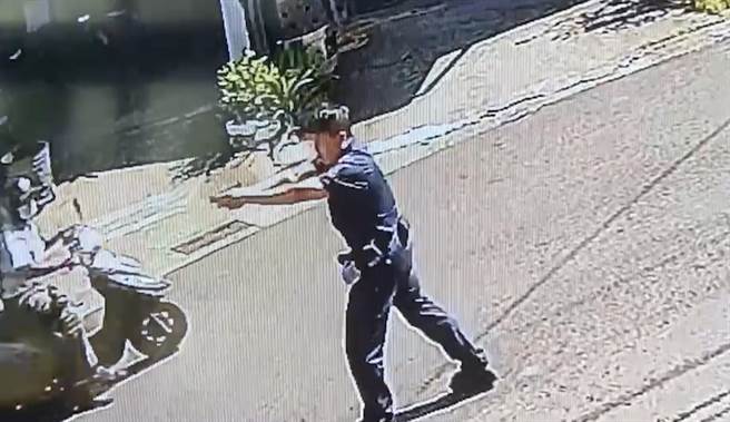 警員連開13槍擊中歹徒。（讀者提供／程炳璋台南傳真）