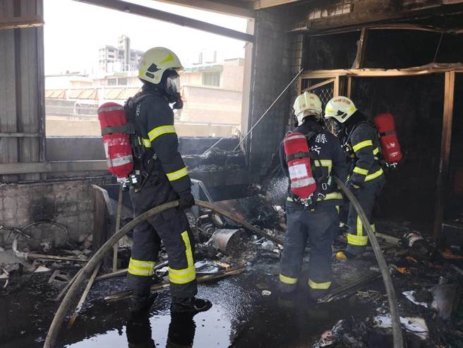 金门金城镇富康一村1栋民宅加盖的4楼铁皮屋今天中午传出火警，火势在20分钟内扑灭，估计延烧约60平方公尺，所幸无人受困，起火原因由火调科深入了解中。（金门县消防局提供）　　