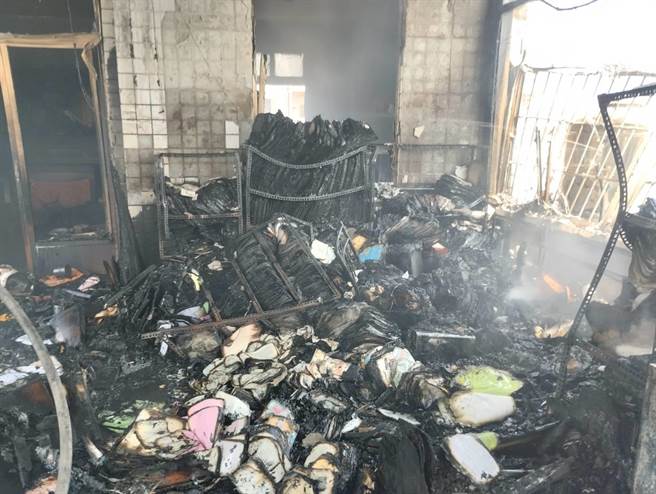 金门金城镇富康一村1栋民宅加盖的4楼铁皮屋今天中午传出火警，火势在20分钟内扑灭，估计延烧约60平方公尺，现场烧得一片狼藉。（金门县消防局提供）　