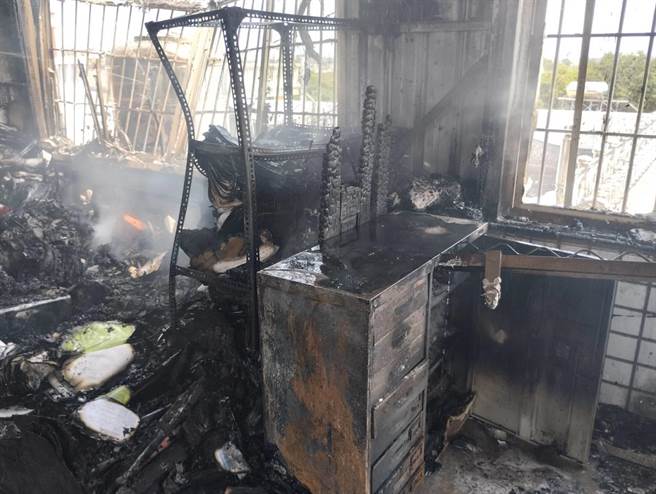 现场加盖铁皮屋作为神明厅之用，内有堆积的书籍和杂物，火势一发不可收拾。（金门县消防局提供）