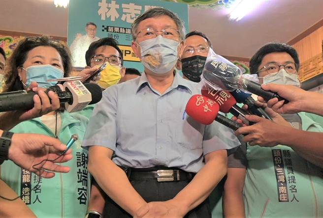 台北市長柯文哲直指民進黨是雙標黨，酸民進黨每天看民調跟風向來決定政策。（李京昇攝）