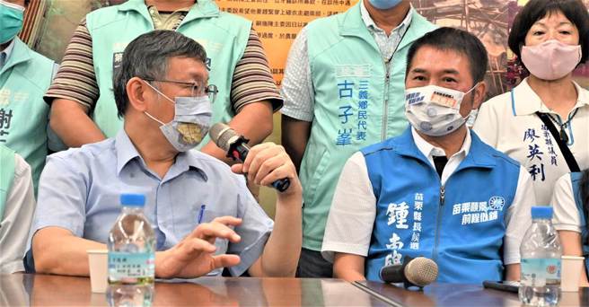 民眾黨主席、台北市長柯文哲今天南下苗栗為各參選人站台，參選苗栗縣長的苗栗議長鍾東錦特別同台盼爭取合作。（李京昇）