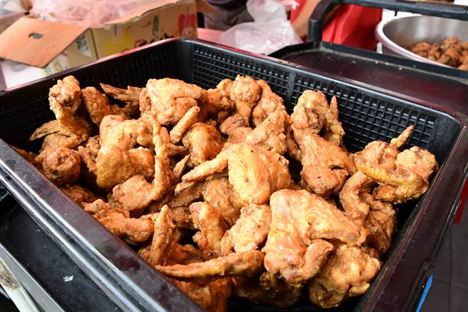 现场还有千份免费鸡翅、鸡腿、蛋塔、鸡米糕可享用。(吴建辉摄)