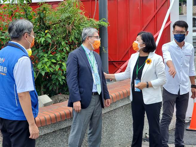 云林县长张丽善（右二）8月9日在斗六市社会住宅动土典礼结束后，当面向财政部长苏建荣（左二）陈情，盼北港转运站BOT案能重新协商。（周丽兰摄）