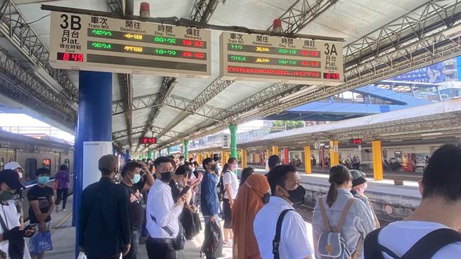 彰化站从８日开始人潮就不断，直到今天凌晨恢復正常，才让壅塞好几天的彰化站得到舒缓。(民眾提供／吴建辉彰化传真)