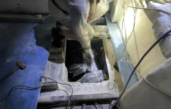 海巡人员与侦搜犬登船检查时，于密舱查获市值约1000万元私菸。（海巡署提供／陈彩玲基隆传真）