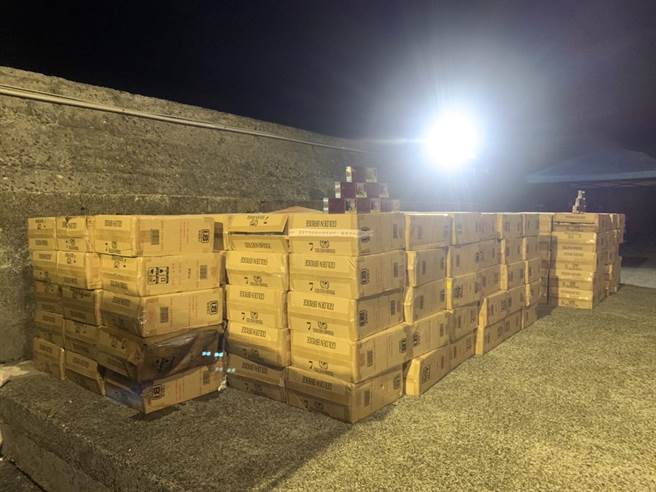 海巡人员与侦搜犬登船检查时，于密舱查获市值约1000万元私菸。（海巡署提供／陈彩玲基隆传真）