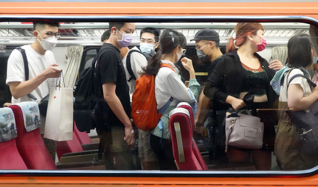 发言人庄人祥表示，今日新增病例数较昨天减少3740例，减幅为10.5%，为中秋连假后首度见到疫情曲线下降。（图／记者姚志平摄影）