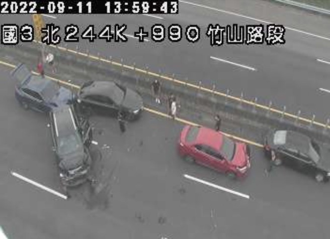 國道三號北上竹山路段11日下午1時許發生5車連環撞，警消正在現場全力排除路況。（翻攝自高公局）