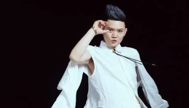 傅松吃了6年槟榔，不幸罹口腔癌。（图/微博）