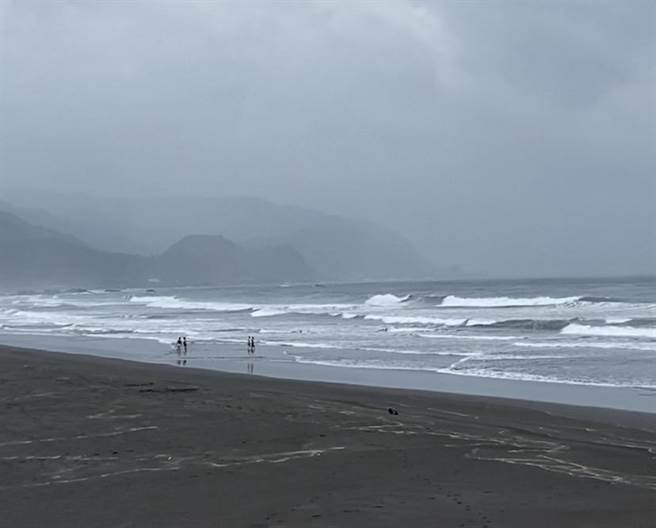 海洋委员会海巡署第一巡防区等单位，紧急在海边拉起封锁线，针对各海岸线游客进行劝离，以确保民眾安全。（吴佩蓉摄）