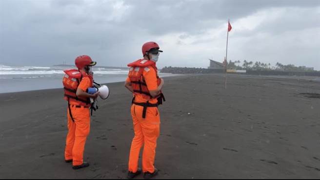 海巡署第一巡防区等单位上午即派遣人力对海上、岸际等警戒区域行管制作业，对游客进行劝离。（吴佩蓉摄）