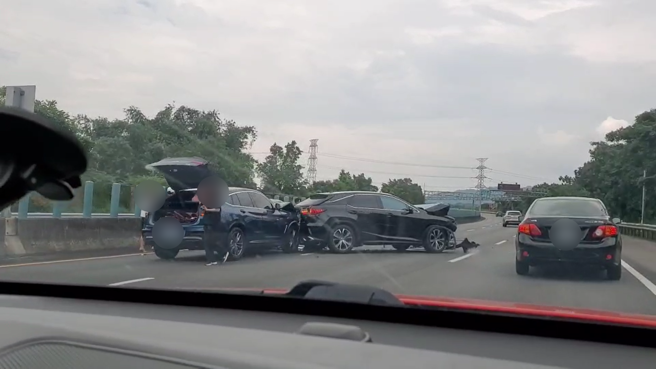 國道三號北上竹山路段11日下午1時許發生5車連環撞。（翻攝自記者爆料網）