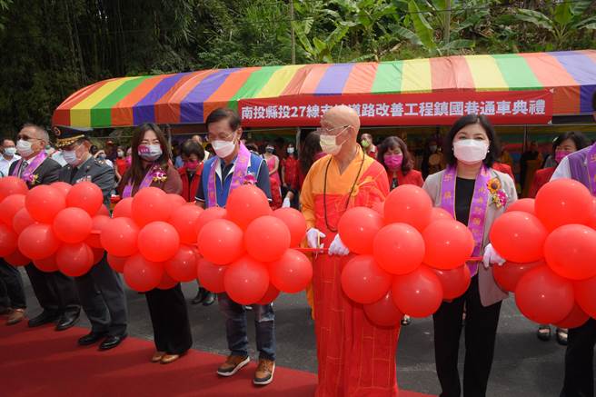 南投县集集镇国寺地处偏僻，县府投入经费进行联外道路改善，11日举行镇国巷通车仪式。（陈淑娥摄）