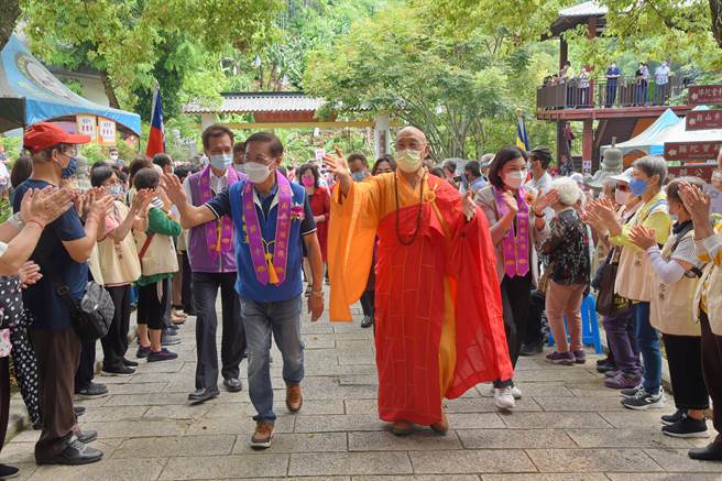 南投县集集镇国寺地处偏僻，县府投入经费进行联外道路改善，11日举行镇国巷通车仪式。（陈淑娥摄）