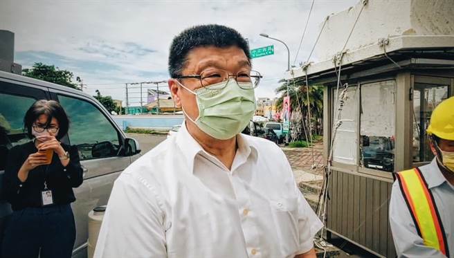 交通部次長胡湘麟與台鐵局長杜微再度到現場巡視，杜微表示，要跟旅客與周圍附近民眾致歉，打擾到大家，另外也針對最新情形做說明。(民眾提供／吳建輝彰化傳真)