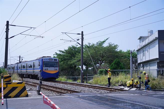 台鐵因員林至花壇路段因計軸器、電纜故障導致柵欄、號誌異常，經過搶修趕在11日搶修完畢順利通車。(吳建輝攝)