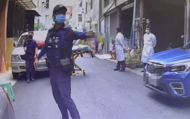 警方獲報後到場處理，並將邱姓男子強制送醫。（翻攝照片／高雄洪靖宜傳真）