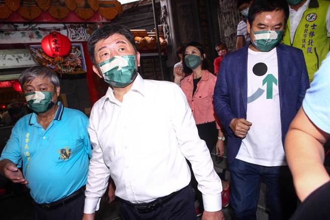 民進黨台北市長參選人陳時中（中）11日出席北投慈生宮參香暨唭哩岸打石文化導覽體驗，他表示來北投是跟大家「搏感情」。針對慈濟基金會透露去年採購BNT疫苗時，曾遭勸阻的祕辛，對此，民進黨台北市長候選人陳時中被問到是否有阻擋慈濟時強調，「我沒有去阻擋，怎麼會有阻擋」。（鄧博仁攝）