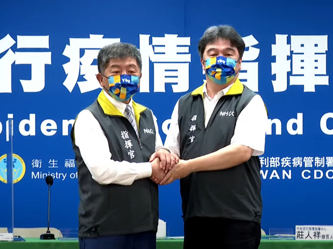 民進黨台北市長候選人陳時中（左）11日上午坦承，有與疫情指揮中心指揮官王必勝（右）見面討論疫情，但下午王卻說，兩人這幾天都沒講到話。（資料照，翻攝自中央流行疫情指揮中心YouTube）