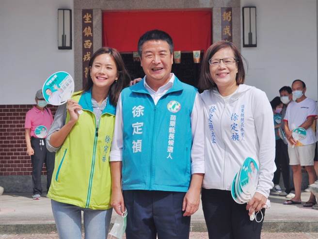 民进党苗栗县长候选人徐定祯（中）的太太跟女儿，日前陪他一起跑选举行程。（徐定祯竞选团队提供／李京升苗栗传真）