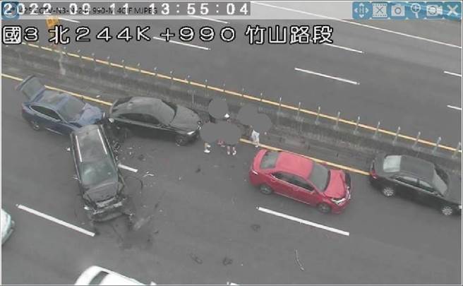 国道3号北上竹山路段下午发生6车连环撞交通事故。（警方提供）