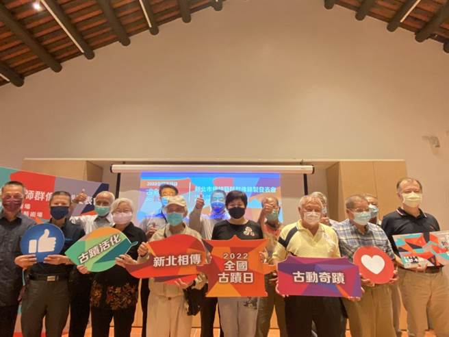 新北市文化局今在五股守讓堂舉行「傳統藝師群像錄製發表會暨傳統工藝研習成果展」，分享首波藝師群像錄製成果，影片聚集登錄14位傳統藝師工作歷程，分享其理念、介紹相關作品。（新北市文化局提供）