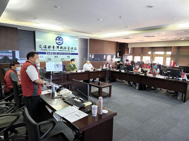 交通部长王国材（穿绿外套者）于中秋连假第一天前往台北车站视察。（交通部提供）