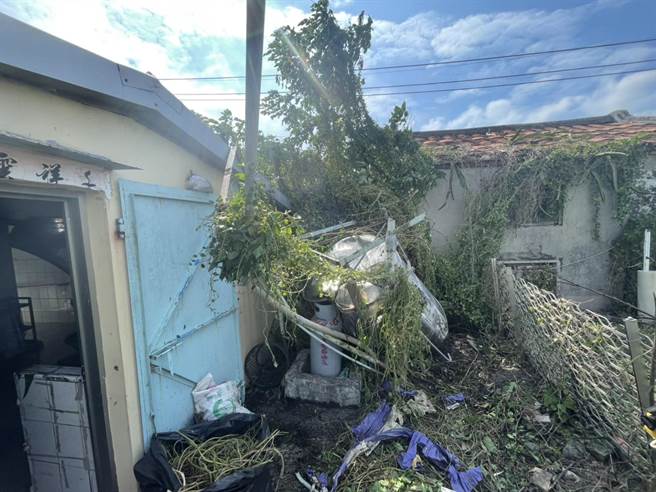 張姓男子今天下午在住家屋頂修剪雜草時，遭到崩塌的水塔壓傷，造成左大腿部壓傷送醫，男子意識清醒，目前人被送醫急救中。（警方提供／林雅惠高雄傳真）